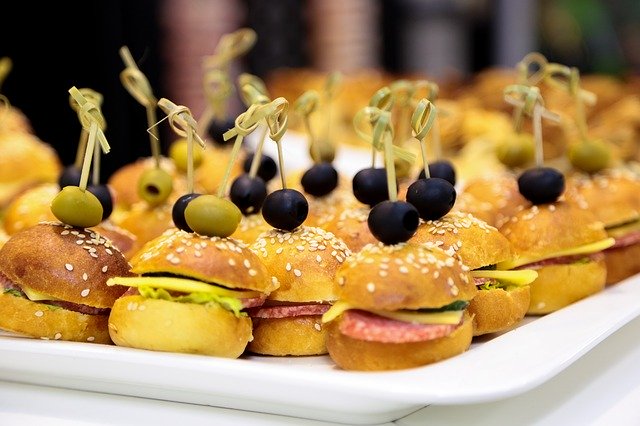 15 Delicious and Healthy Kids Party Food - Mini Burgers